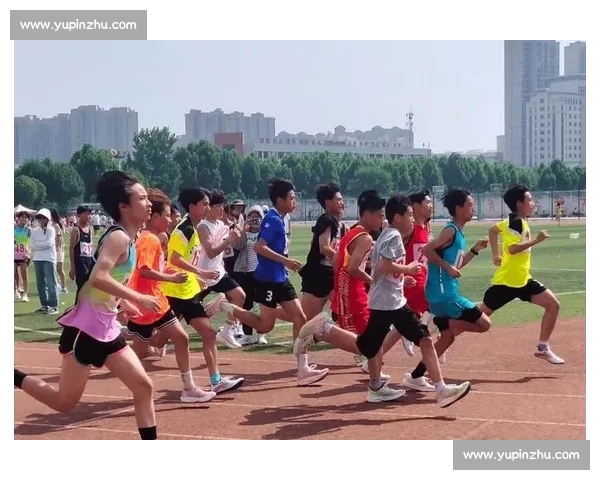 甘肃省第六届中学生运动会田径比赛激情开赛 陇原少年雨中角逐青春速度与力量